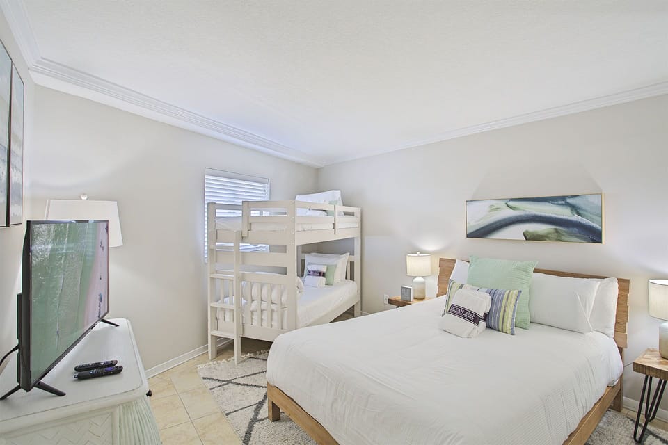 22-Edgewater-1203-Guest-Bed