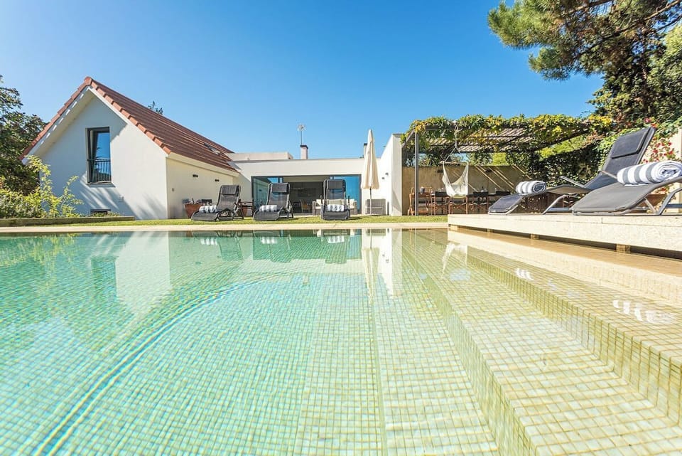 Private pool with sun terrace and loungers — Villa Santamaria, holiday villa in Sintra