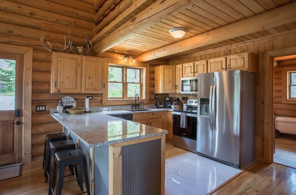 Kitchen ( Main Floor) 