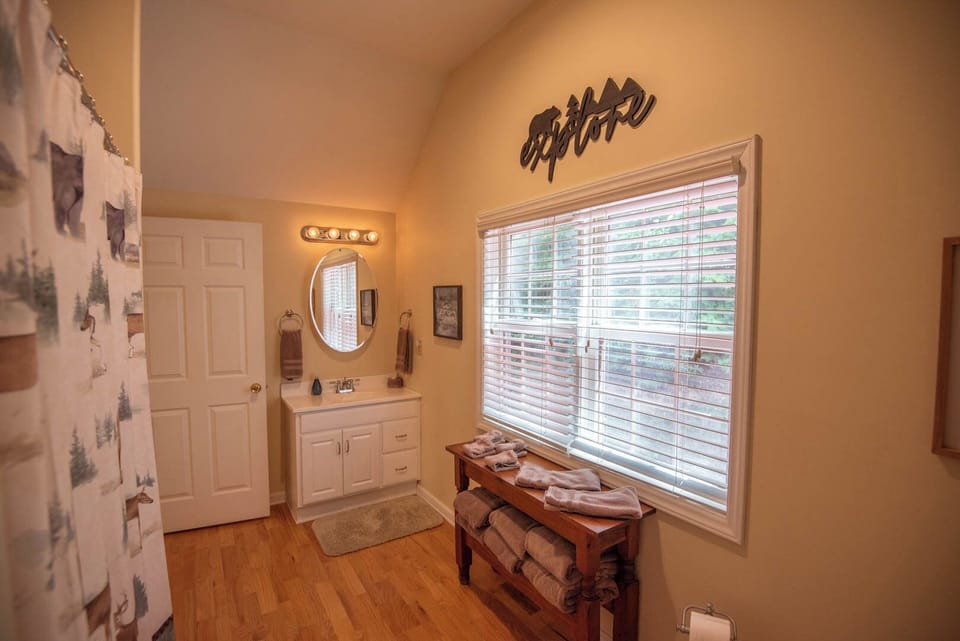 And full bathroom...