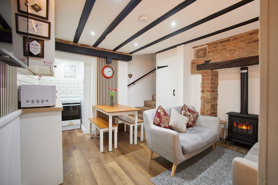 Thimble Cottage, Whitby - Host & Stay
