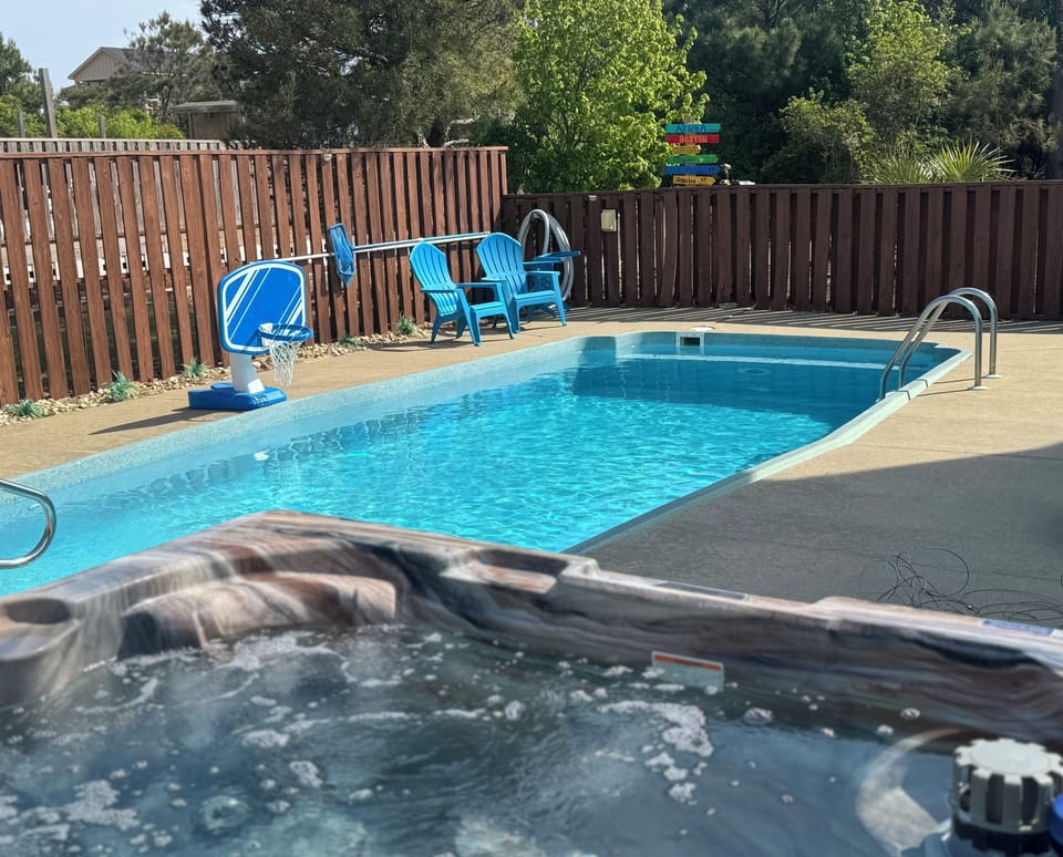 Private hot tub and a large pool. Perfect for afternoon relaxing!