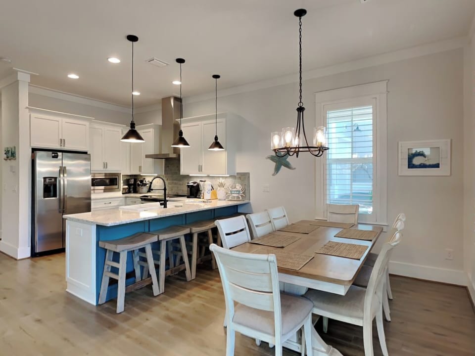 Dining Area and Breakfast Bar