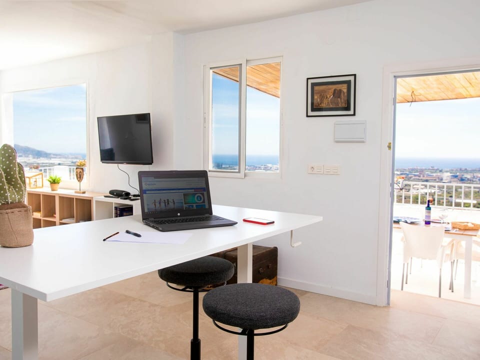 Table, Property, Furniture, Building, Plant, Desk, Wood, Interior Design