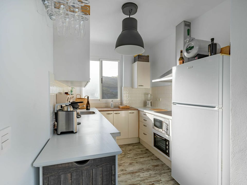 Cabinetry, Property, Kitchen Appliance, Countertop, Kitchen Stove, Building, Kitchen, Interior Design, Home Appliance, Wood