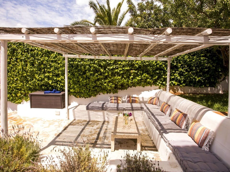 Plant, Property, Plant Community, Shade, Outdoor Furniture, Architecture, Tree, Grass, Chair, Leisure