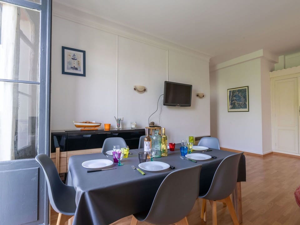 Property, Furniture, Table, Chair, Interior Design, Wood, Building, Tableware, Living Room, Floor