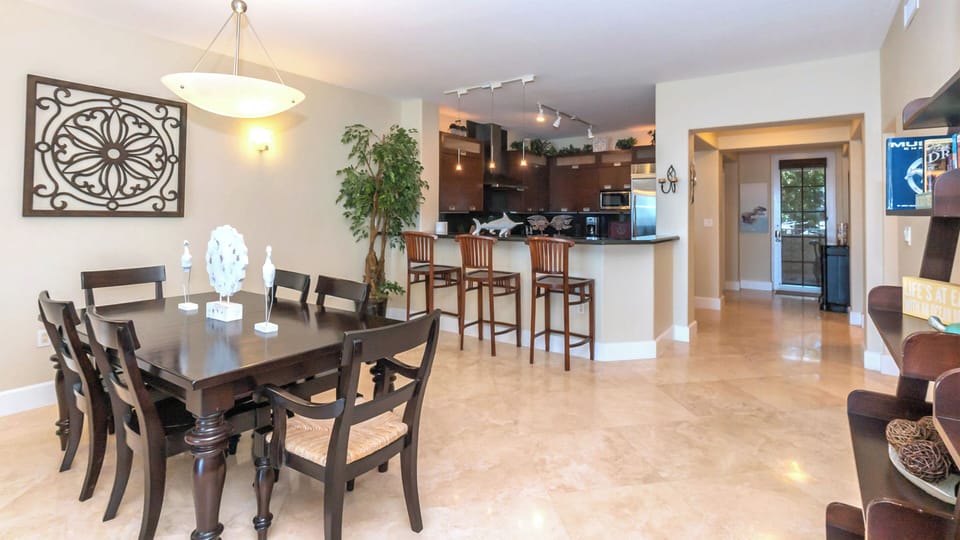 Dining Area and Breakfast Bar