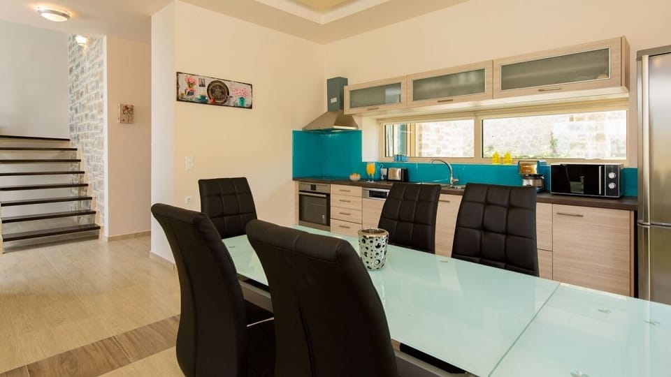 Dining area with cosy chairs and glass table