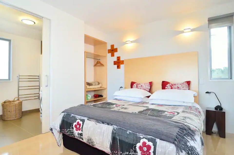 Kingsize bed and ensuite bathroom