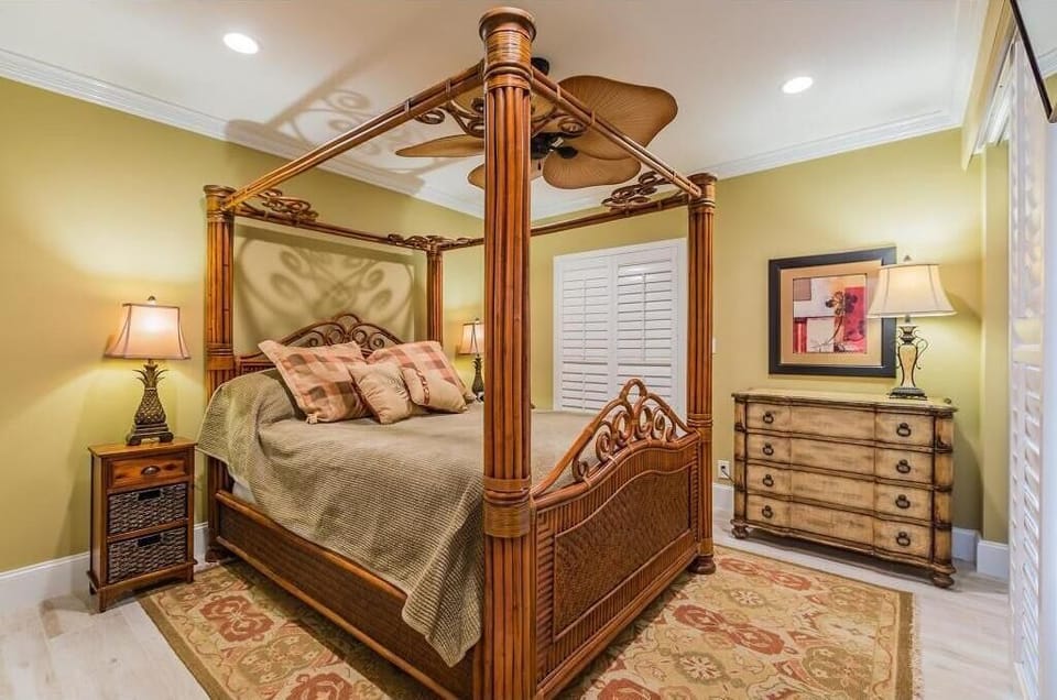 Bedroom with Queen Size Bed