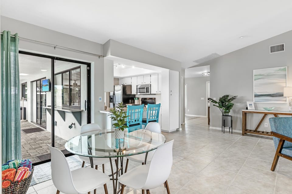 Breakfast Table and Kitchen Breakfast Bar!