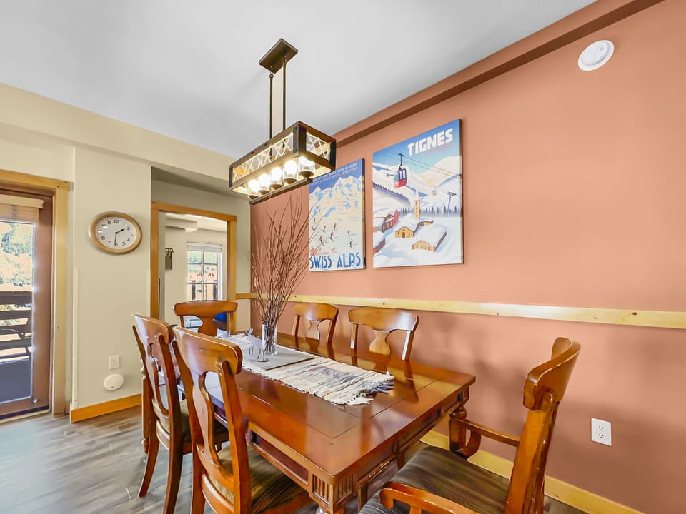 Nice dining room table area.