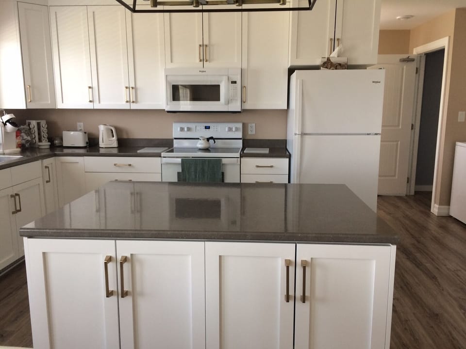 island & cabinets