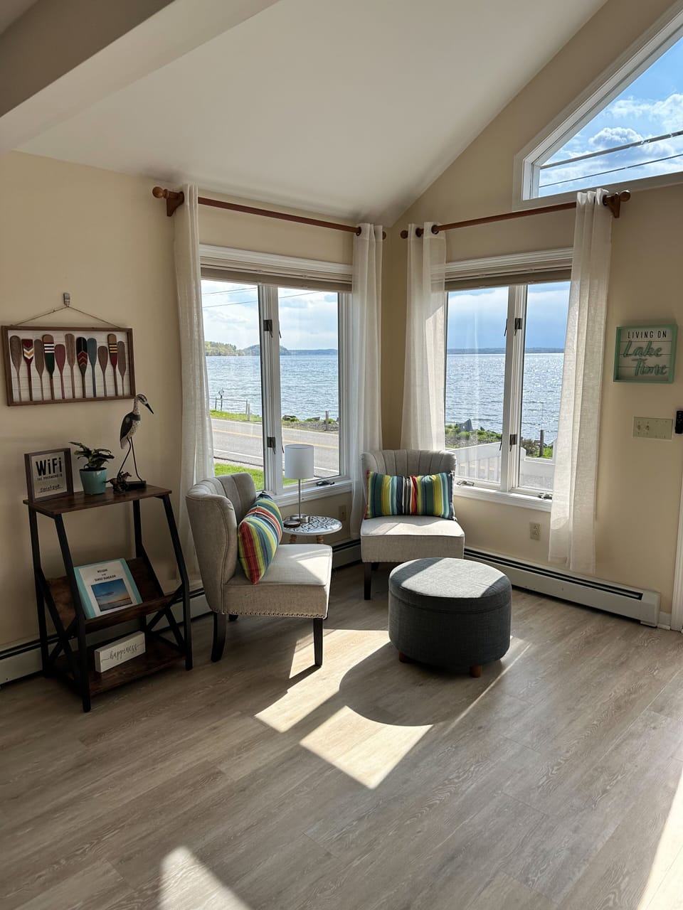Lake viewing and relaxation 