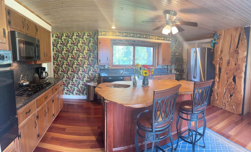 Large country kitchen with all the amenities