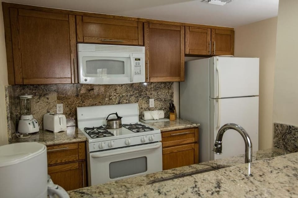 FULLY EQUIPPED KITCHEN W/ FULL SIZE APPLIANCES, COFFEE MAKER, BLENDER & MORE...
