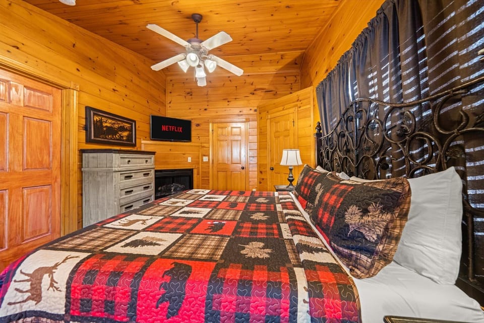 Master Bedroom with King Size Bed, Jacuzzi, Samsung TV