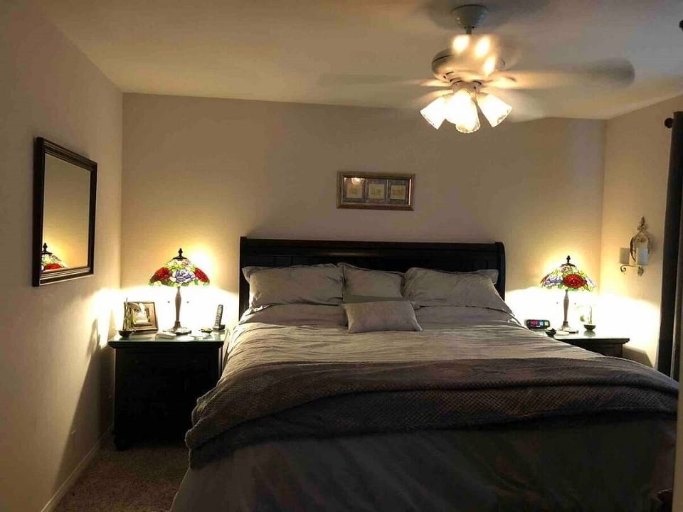 Master bedroom (king bed)