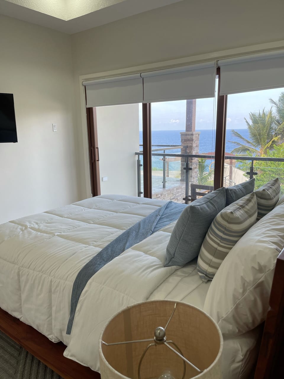 Beachwood Pool & Sea view