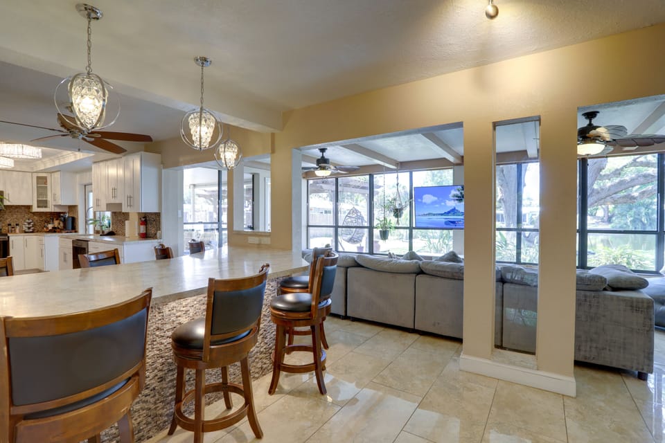 Dining Area | Dishware & Flatware Provided