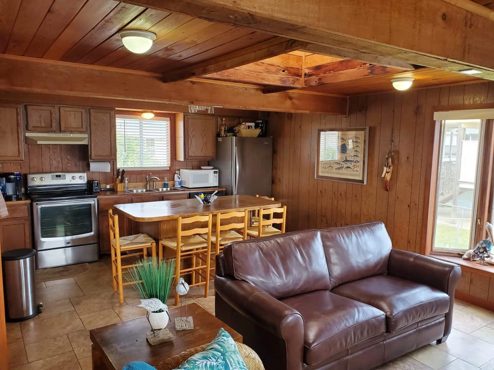 Full kitchen with seating for 5 around the island!