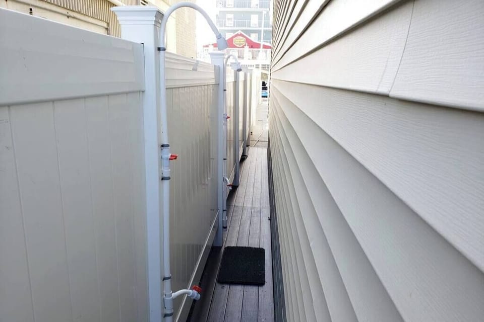 Outdoor rinsing station SHARED BY OTHER GUESTS