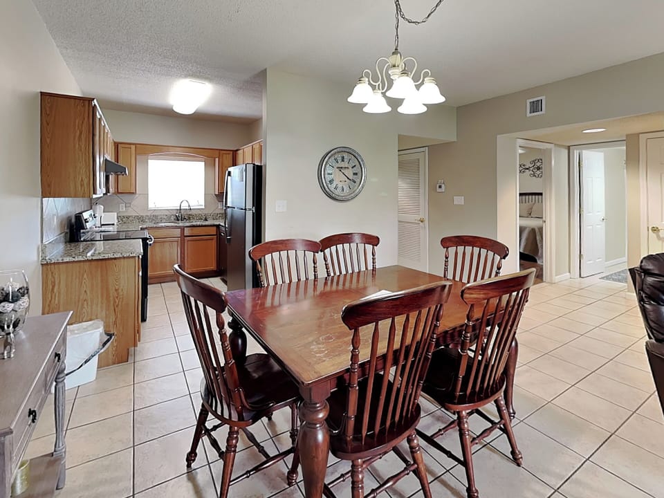 Dining Area w. Seating for 6