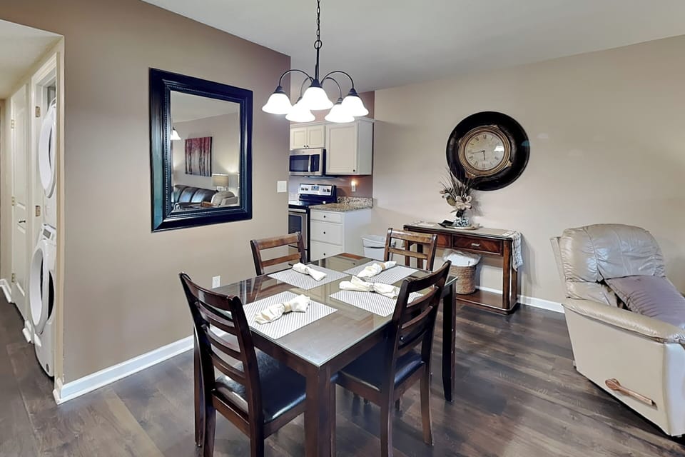 Dining Area w. Seating for 4