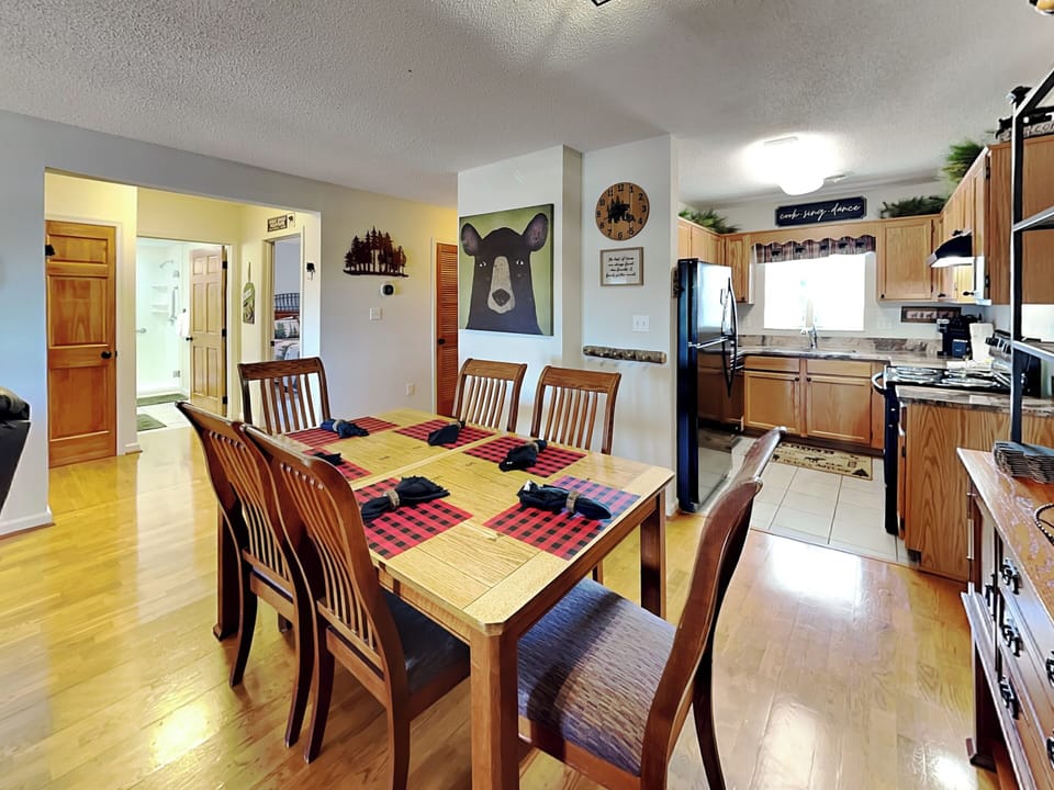 Dining Area - Seating for Six