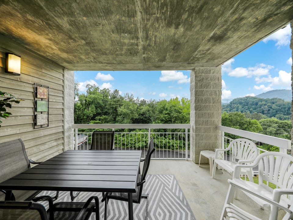 Outdoor Dining with Mountain Views