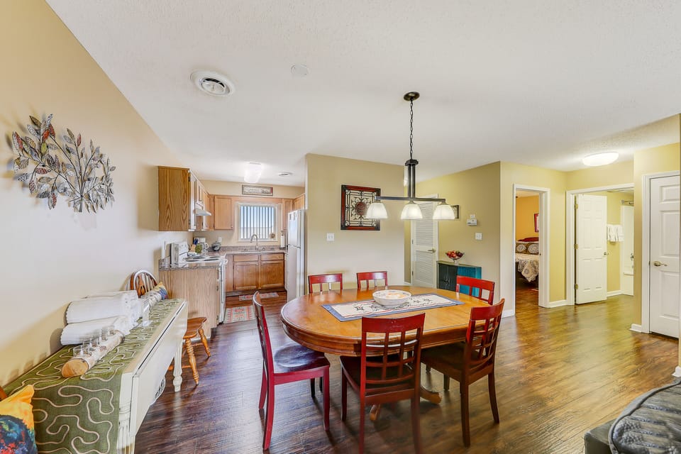 Dining Area w/ Seating for Six