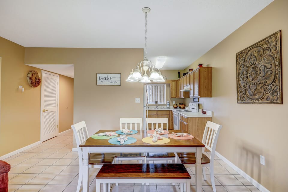 Dining Area - Seating for 6