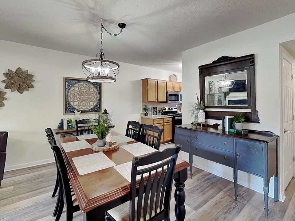 Dining Area w. Seating for 6