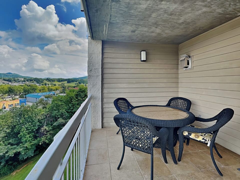 Balcony Dining - Seating for 4