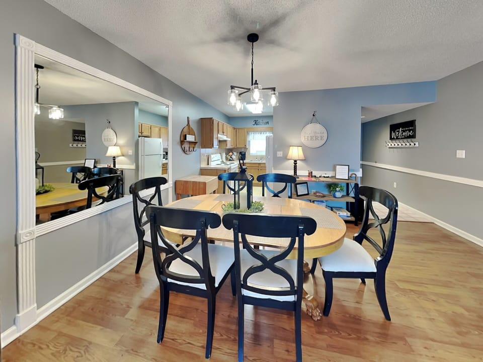 Dining Area - Seating for 6