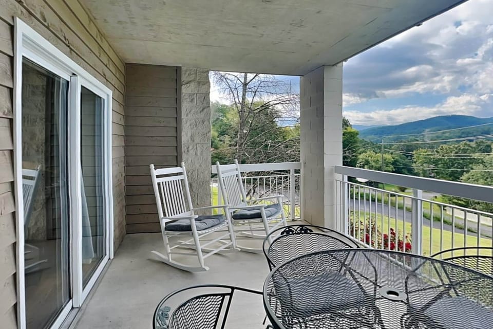 Balcony with Outdoor Dining