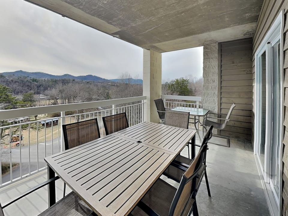 Covered Balcony w. Mountain Views