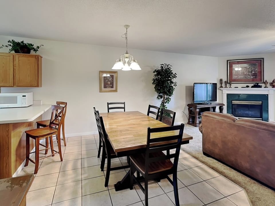 Dining Area w. Table and Bar Counter Seating