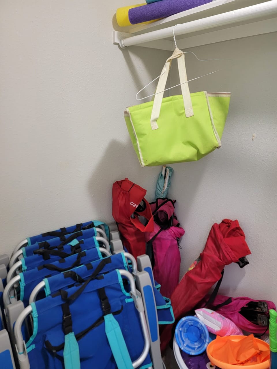 6 Beach chairs and beach toys