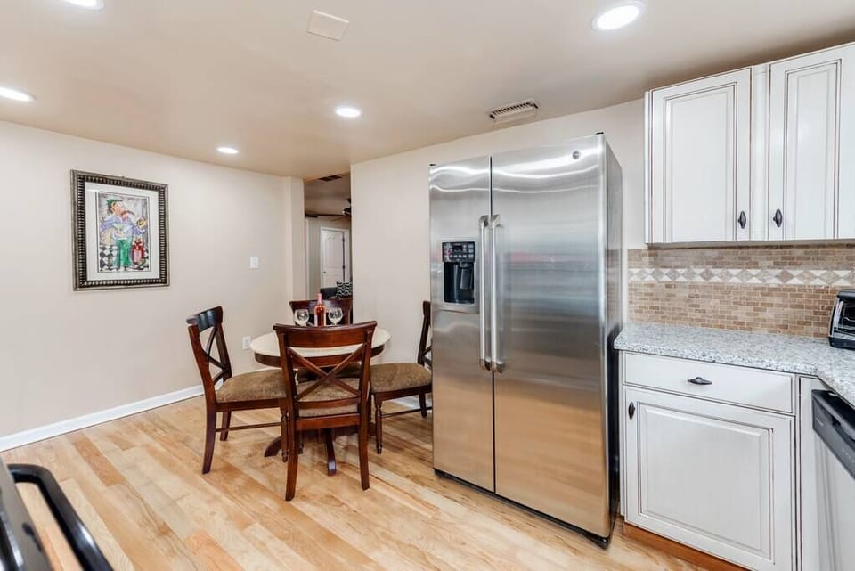 Kitchen / dining area and family room entrance