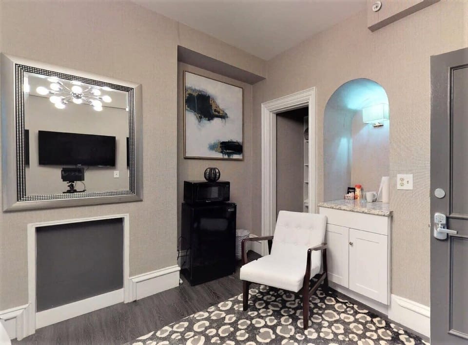 You'll receive high quality towels and linens, shampoo and conditioner, an iron, ironing board, and a hair dryer. Convenient to many colleges and it's just over a mile and only a 17 minute T Ride to MGH and Boston Medical Center and 9 minutes walk to Tufts.