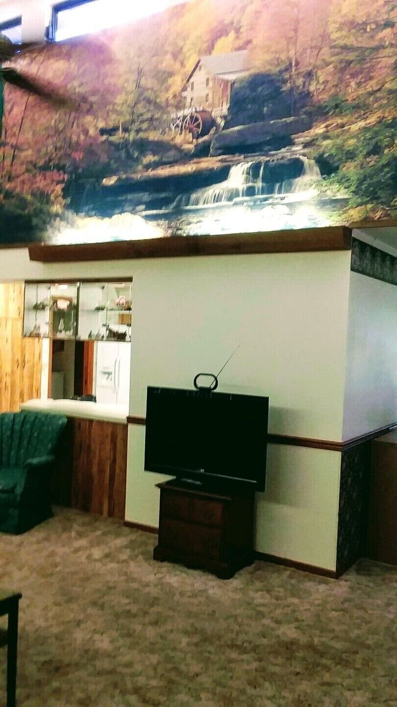 Great room w/mural