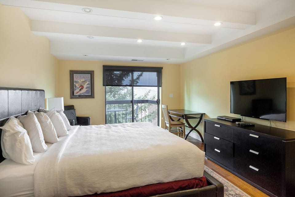 Primary Bedroom w/ King Bed