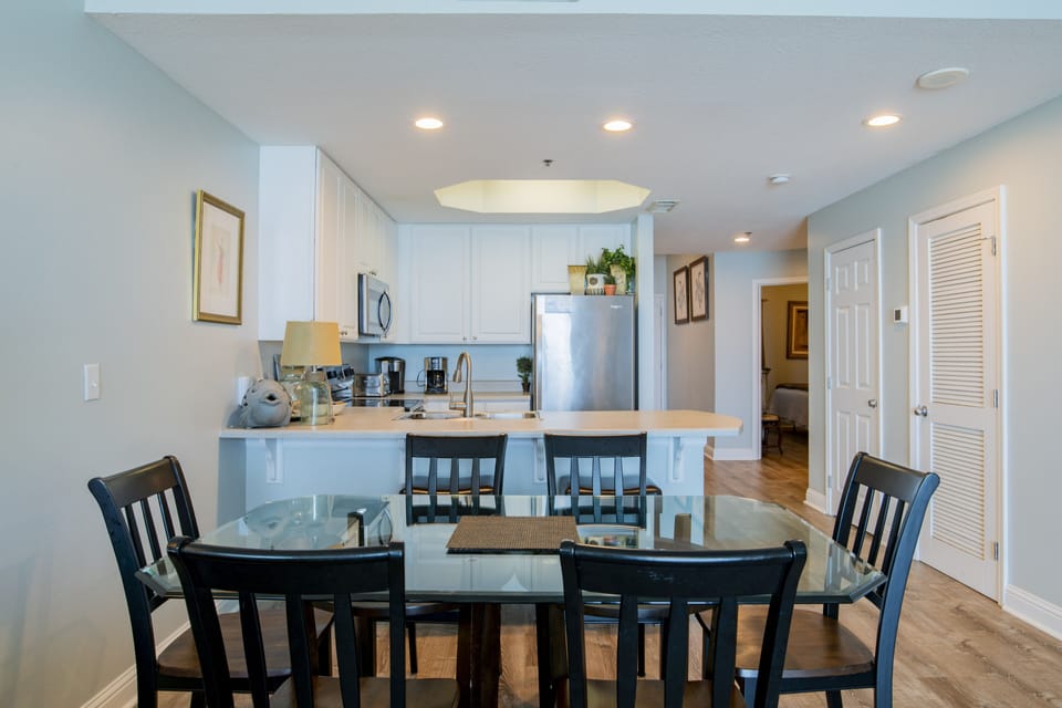 Dining for 6 plus 2 barstools