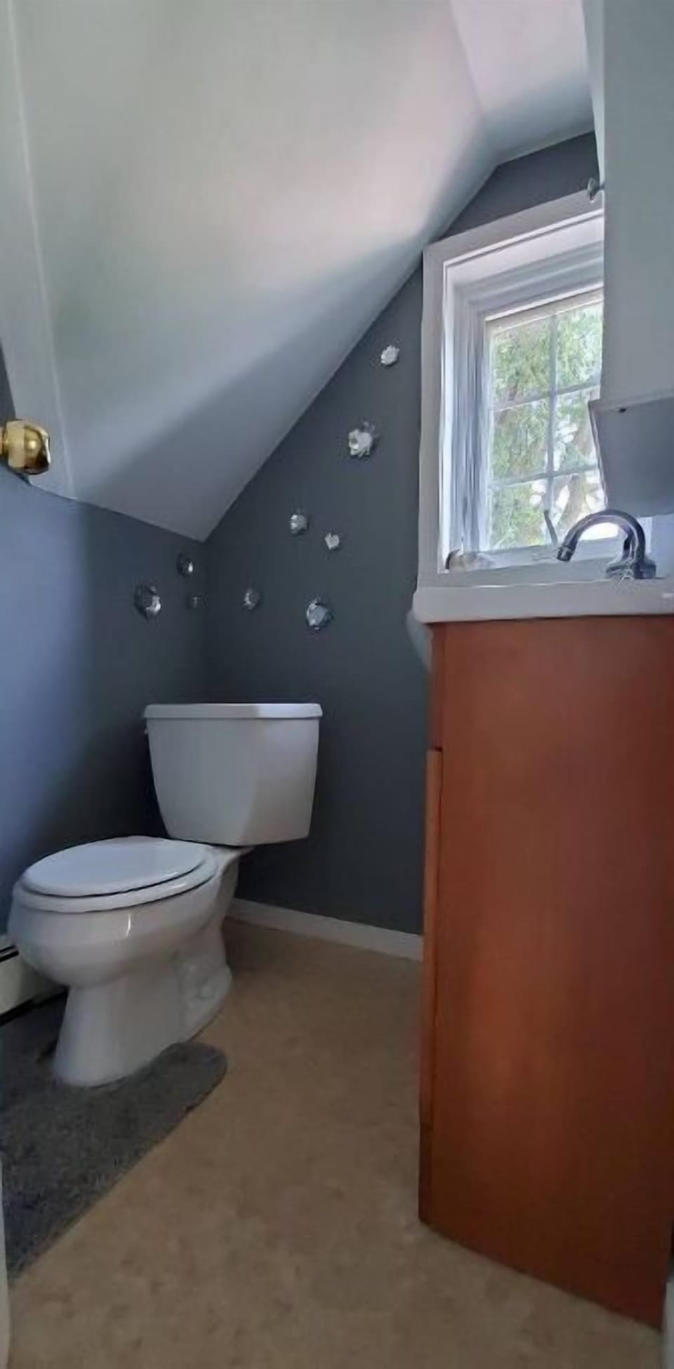 Upstairs 1/2 bath