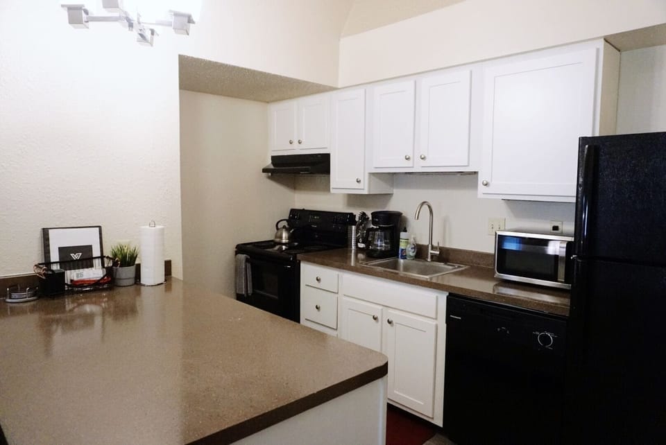 Fully equipped kitchen w/ cooking necessities