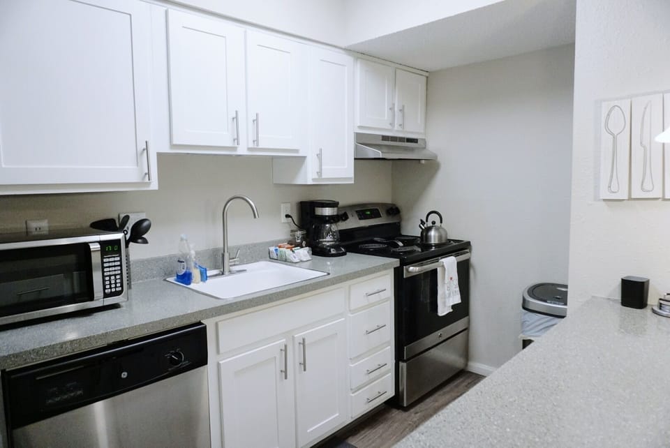 Full Kitchen w/ complimentary tea & coffee
