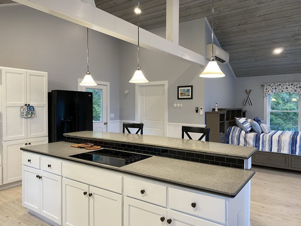Glass cooktop-electric.  Pots and pans provided.