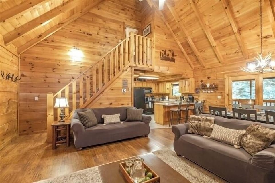Gather your family and friends in this spacious living room with high ceilings for moments of togetherness and laughter!